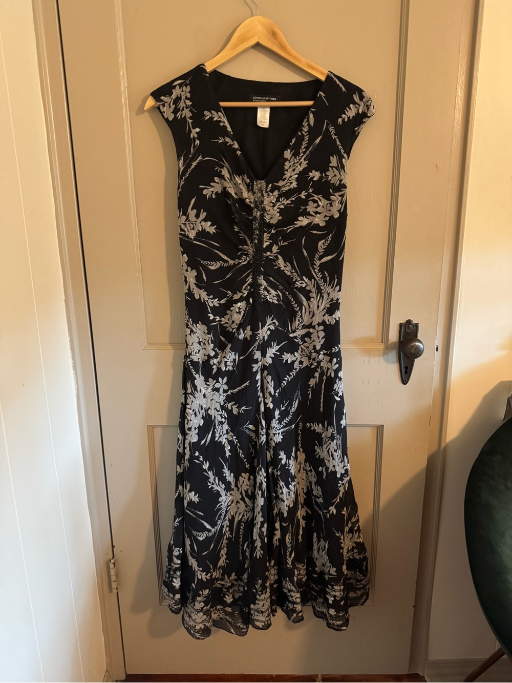 Silk Jones New York 1990s/y2k Black & White Floral V-Neck dress with beads